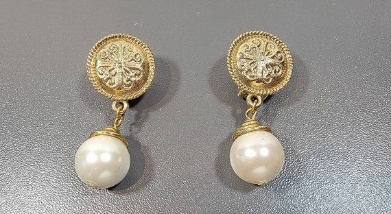 pearl earrings clip on gold tone metal Boom-boom fashion style
