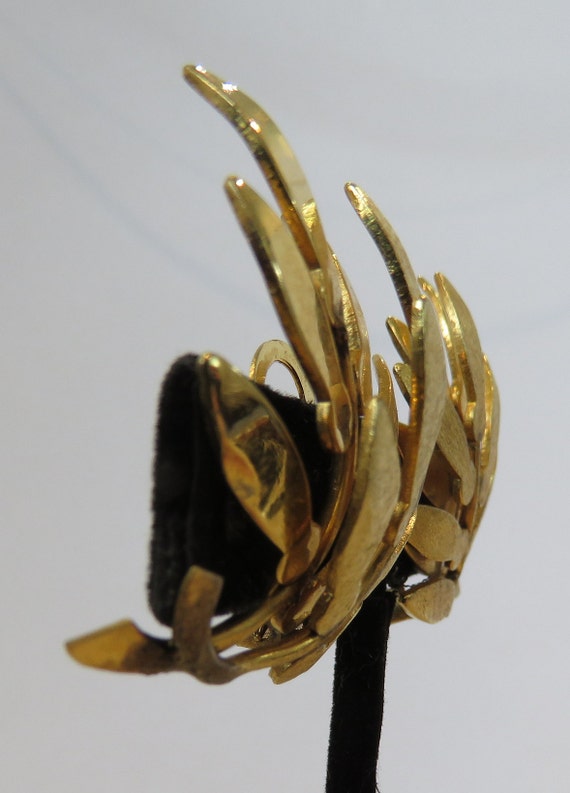 Large leaf shaped earrings Gold tone vintage clip… - image 3