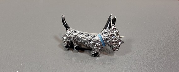 Dog brooch art deco Czech dainty scottie dog