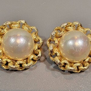 Bold pearl earrings gold tone chain clip on designer style