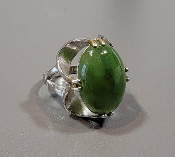 jade ring oval cabochon vintage Seventies solitaire