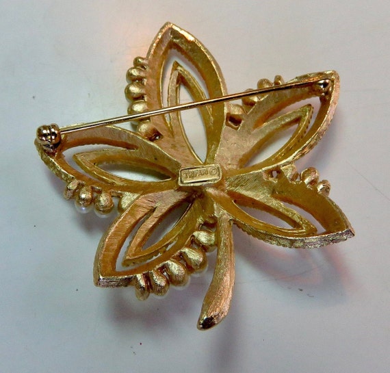 trifari flower brooch large pearl pin rhinestone … - image 4