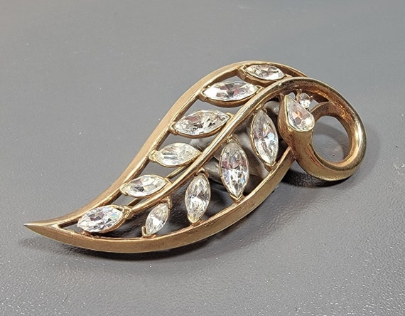 Trifari brooch golden Leaf Marquise stones large