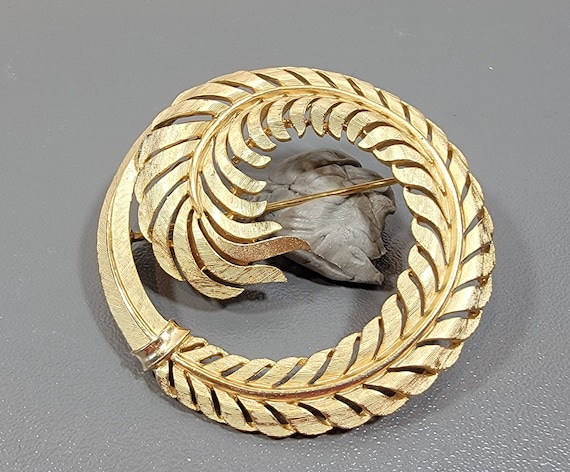 Trifari feather brooch gold tone circle large satin finish pin