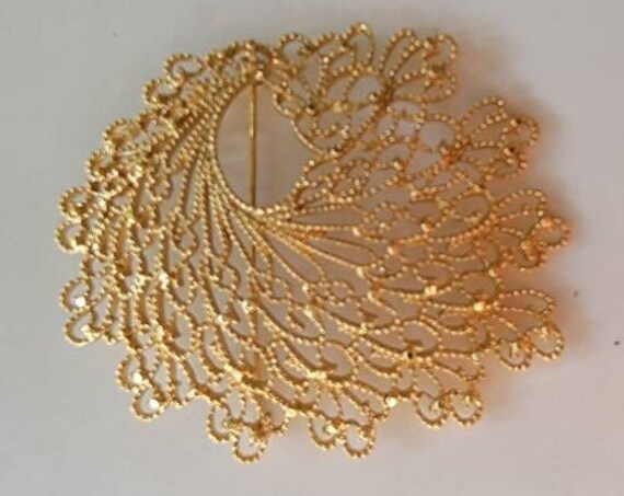 Gold tone brooch large lacy vintage nineties - image 3