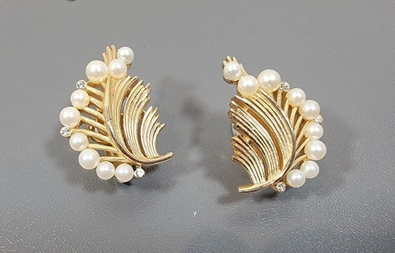 faux pearl earrings Trifari gold tone clips vintage tiny rhinestones