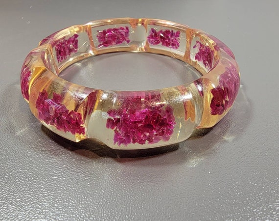 Clear bangle bracelet ruby chips set in resin vintage nineties
