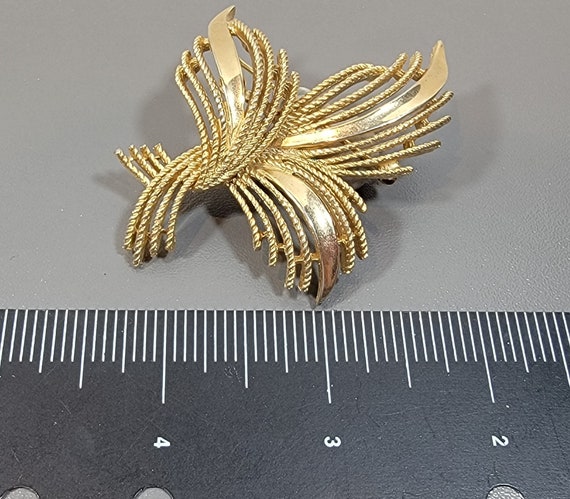 trifari flower brooch large gold tone - image 2