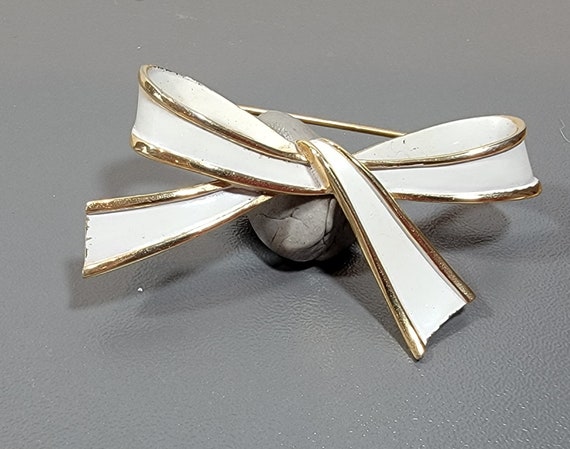 trifari bow brooch white enamel summer time accent