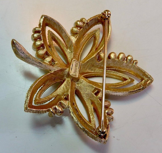 trifari flower brooch large pearl pin rhinestone … - image 2