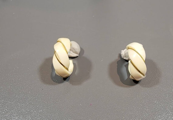 Hoop earrings gold tone metal white resin carved - image 5