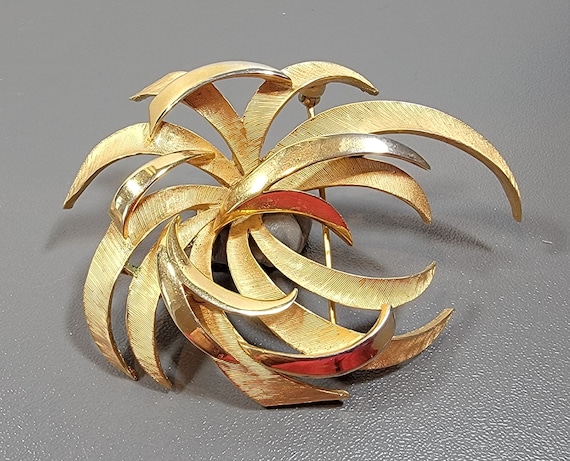 trifari brooch abstract flower flower blossom gold tone trifarium