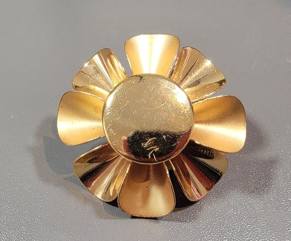 daisy flower brooch gold tone metal fun and cheerful