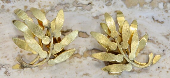 Large leaf shaped earrings Gold tone vintage clip… - image 9