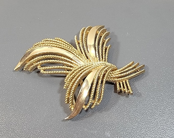 trifari flower brooch large gold tone