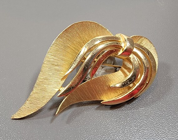 Trifari bow brooch gold tone trifari lapel pin