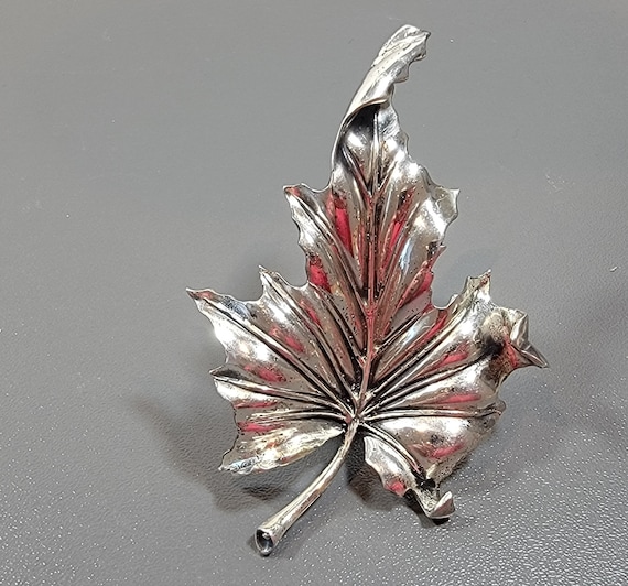 Trifari sterling silver leaf  brooch large lovely fur clip circa 1940