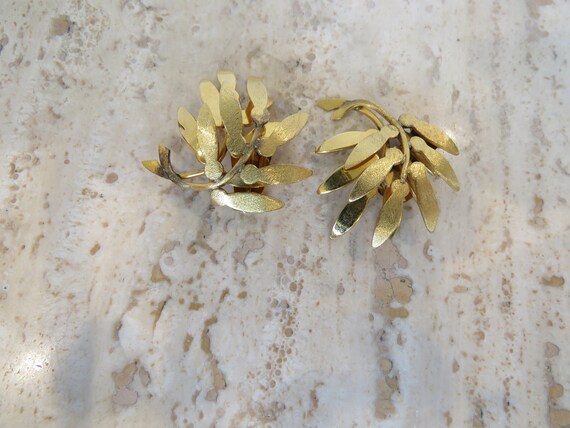 Large leaf shaped earrings Gold tone vintage clip… - image 10