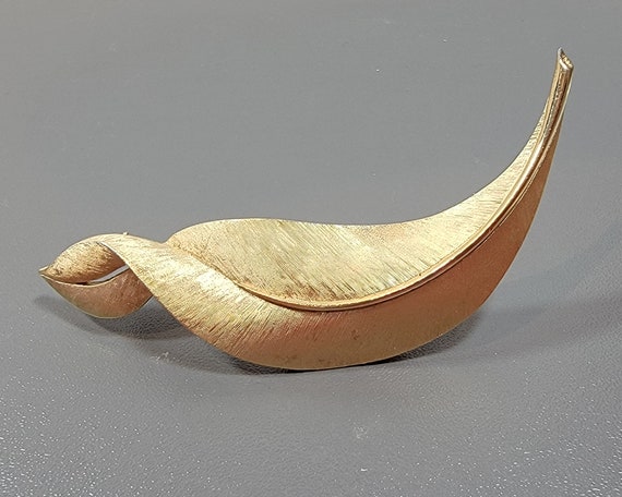 Trifari leaf brooch goldtone vintage pin simple modern floral pin