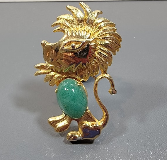 lion brooch gold tone faux jade belly