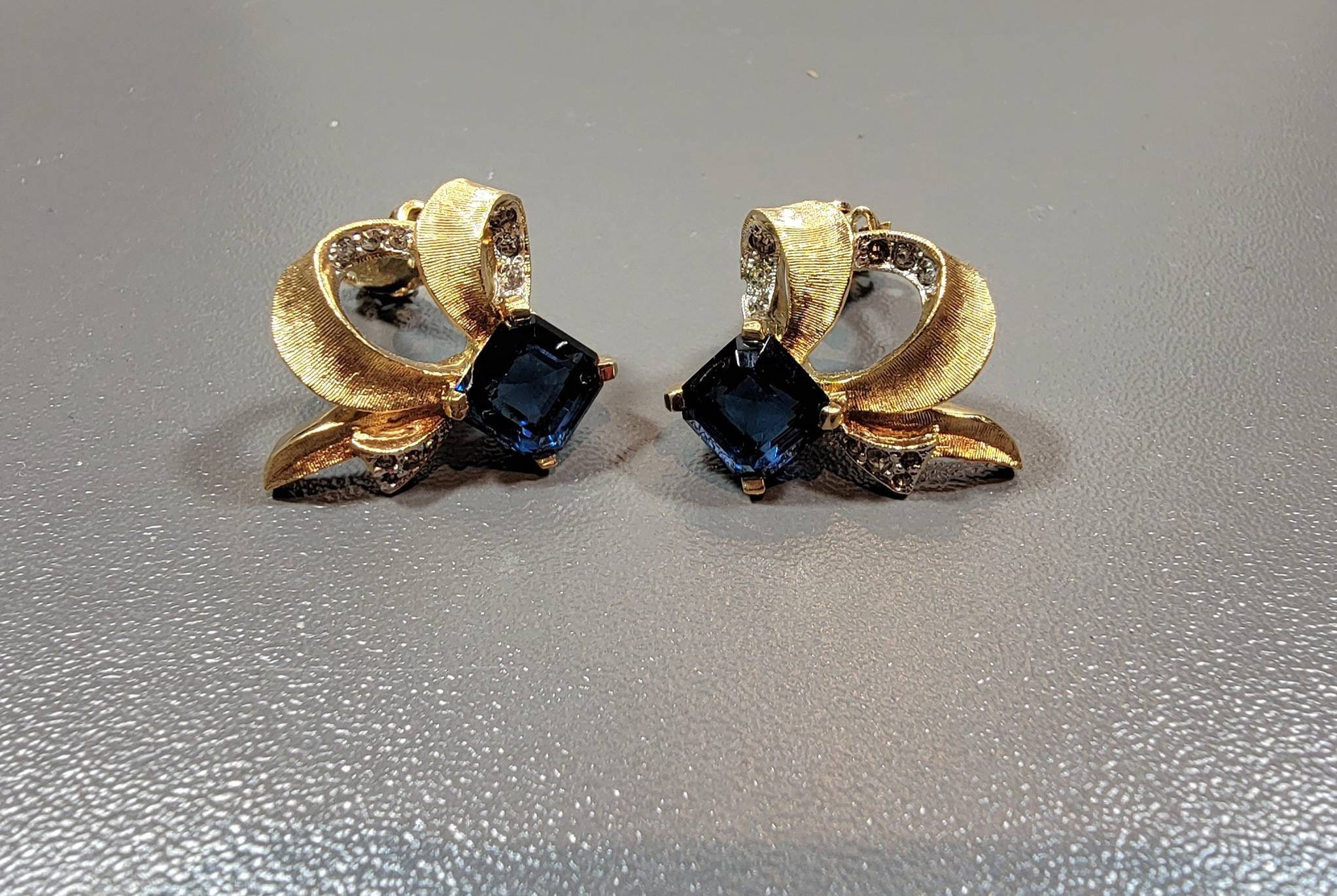 #5538SAPHG - Rhinestone Pear V Pearl Drop Earrings - Sapphire Gold Plated