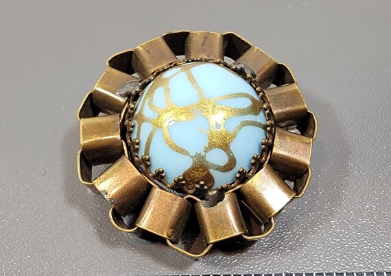 blue brooch gold veins round box chain