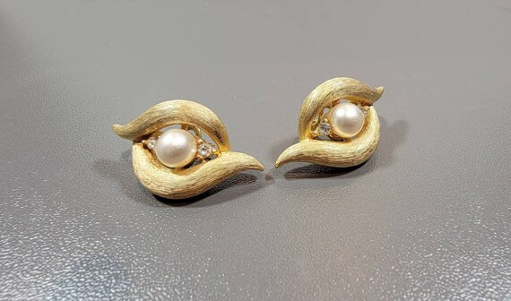 faux pearl earrings Trifari gold tone clips vinta… - image 6