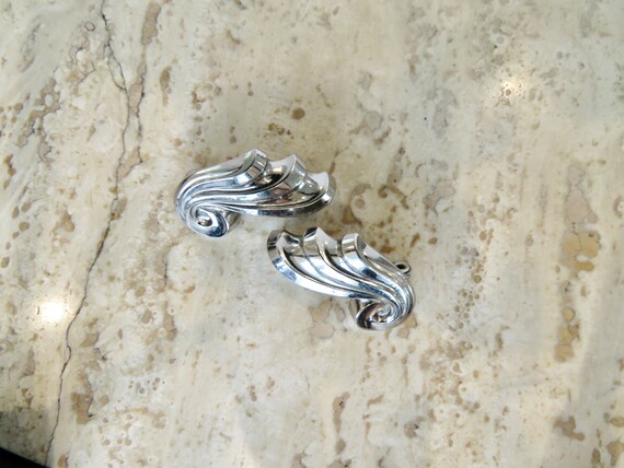 Retro earrings Bold silver tone metal swooping fe… - image 4