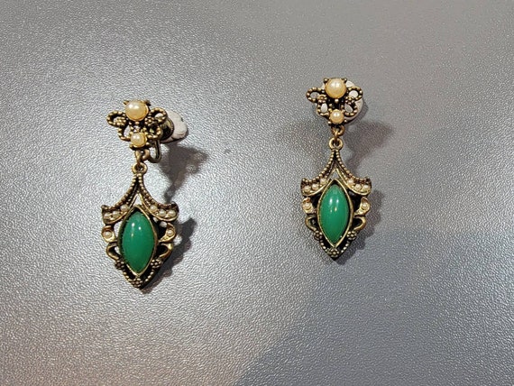 edwardian style earrings dangle drops green stones