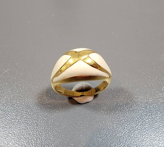 ring Bombe style gold plated cream cold enamel seventies cocktail ring