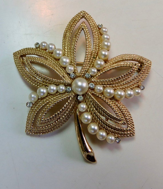 trifari flower brooch large pearl pin rhinestone … - image 1