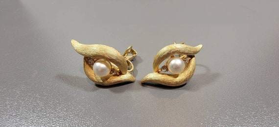 faux pearl earrings Trifari gold tone clips vinta… - image 2
