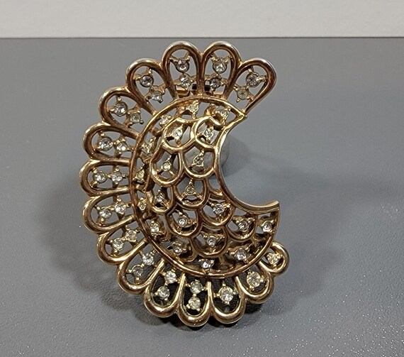 Trifari filigree brooch large lovely rhinestones