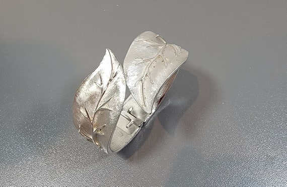 trifari clamper bangle silver tone metal Leaf design