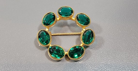 emerald green glass circle brooch gold filled vintage Danecraft