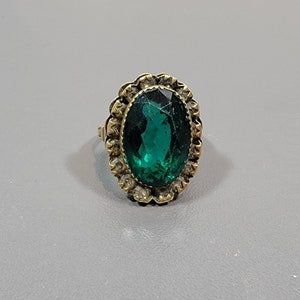 green rhinestone cocktail ring usa size 5 oval stone