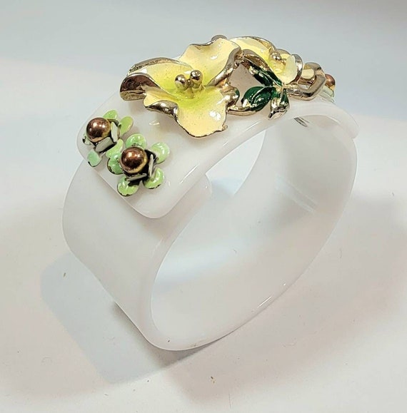 white lucite chunky bangle wide hinged metal flowers corsage bracelet