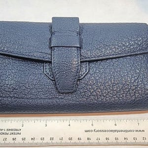 Cartera Lancel de piel azul vintage con compartimento para tarjetas de crédito y cremallera de piel granulada
