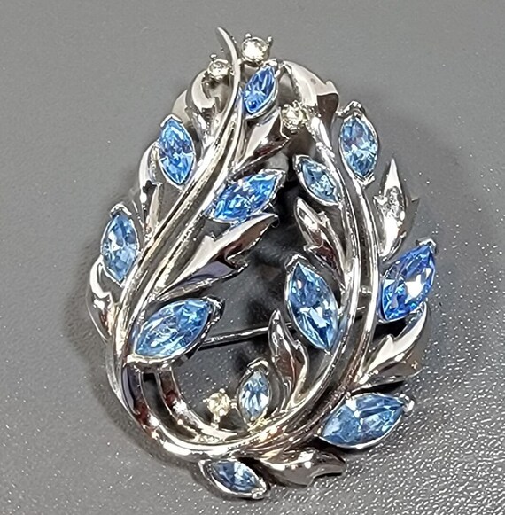 trifari brooch blue stones silver tone metal setting vintage costume jewelry