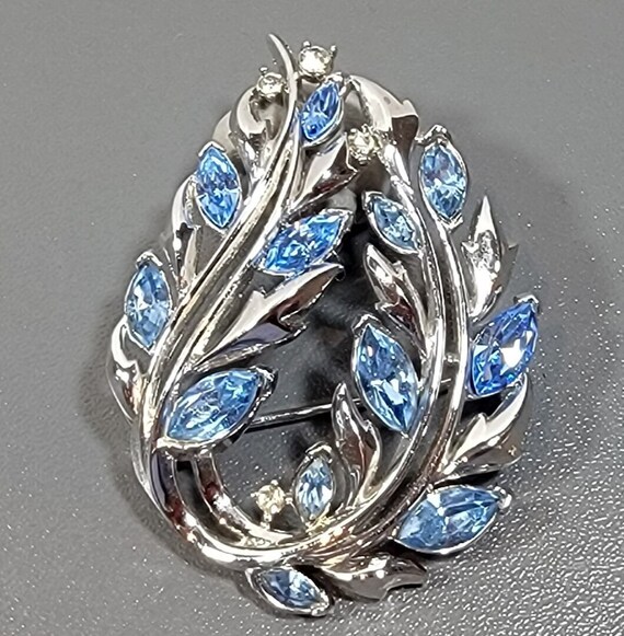 trifari brooch blue stones silver tone metal setti