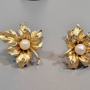 Pearl earrings gold tone leaf rhinestone accents vintage clip on