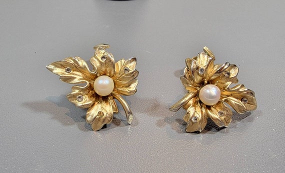 Pearl earrings gold tone leaf rhinestone accents vintage clip on