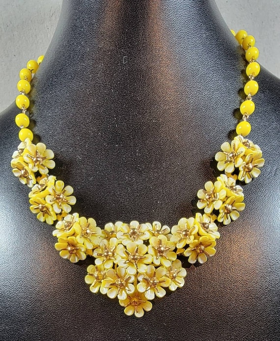 Yellow plastic flower necklace blossoms and beads fun fifties necklace