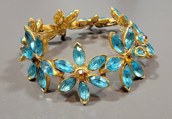 blue rhinestone bracelet goldtone links and setting flower shaped