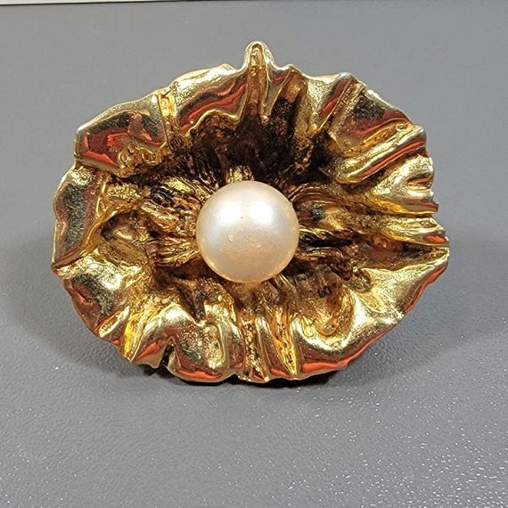 oleg cassini brooch big bold flower fake pearl