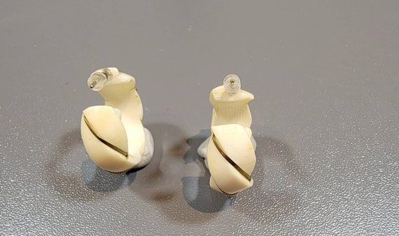 Hoop earrings gold tone metal white resin carved - image 4