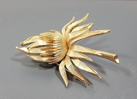 trifari flower brooch gold tone trifarium blossom Jacket brooch
