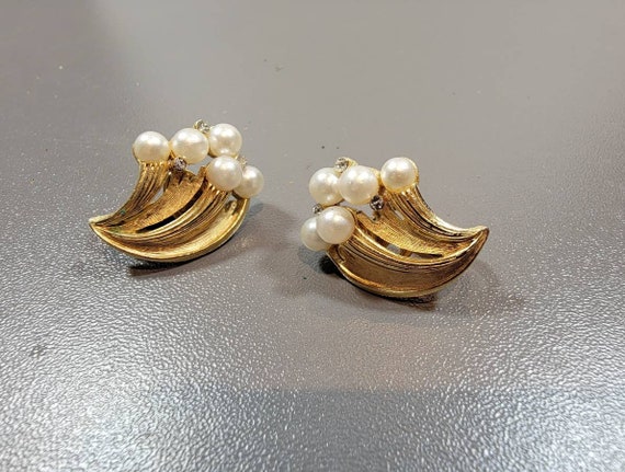 faux pearl earrings Trifari gold tone clips vintage leaf rhinestone