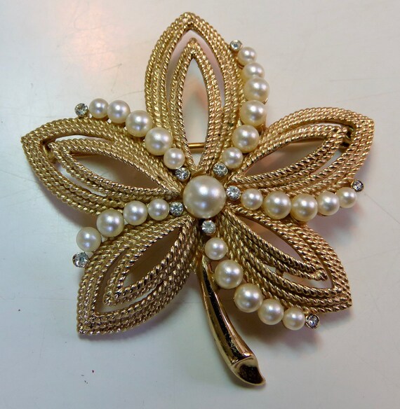 trifari flower brooch large pearl pin rhinestone … - image 5