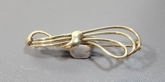 bow brooch 8 karat yellow gold